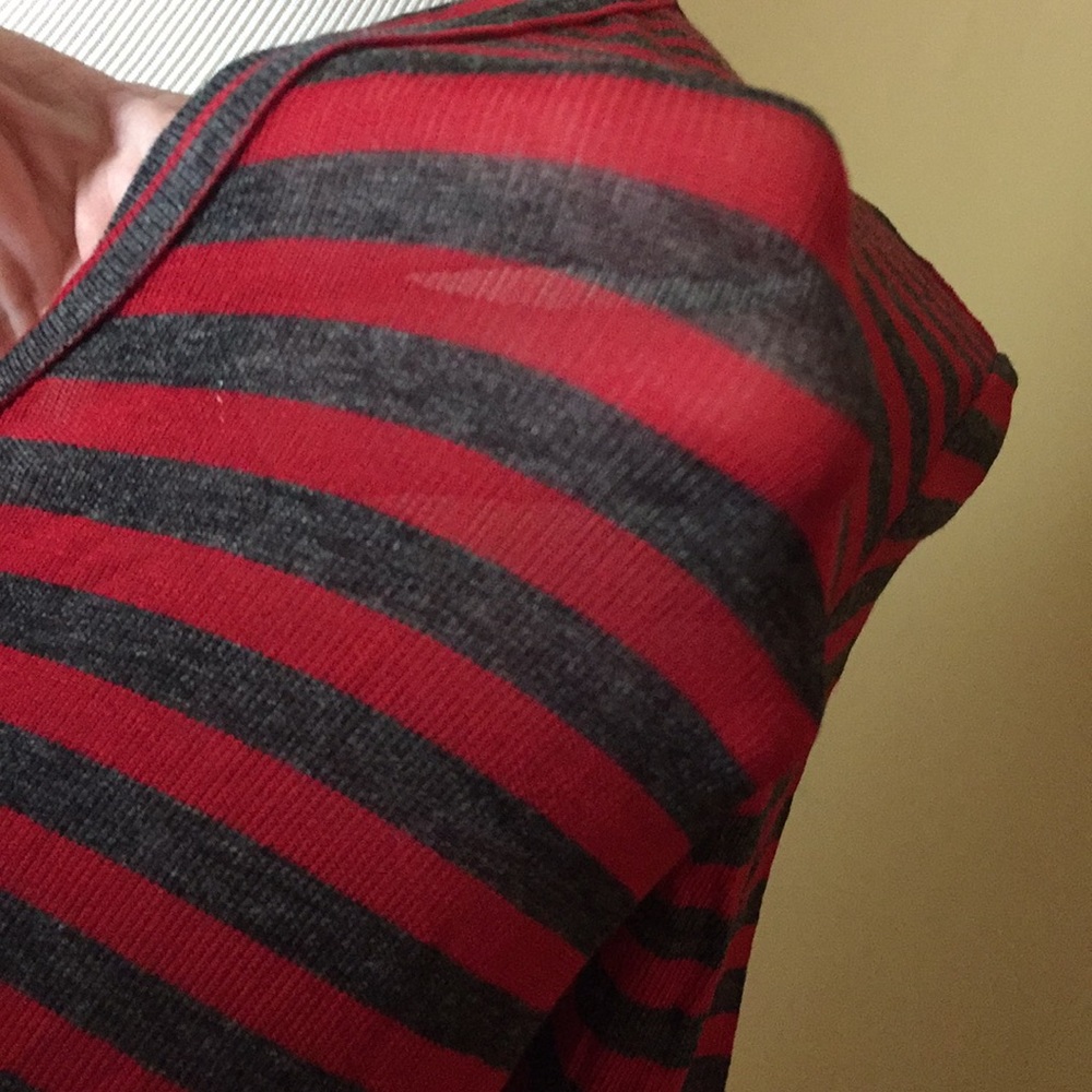 SPLENDID Size SMALL V-Neck Striped Tee Cozy Thin-Stripe Red/Gray $48 NEW - Picture 8 of 8